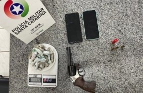 PM recupera veículo, prende suspeitos e apreende arma e drogas