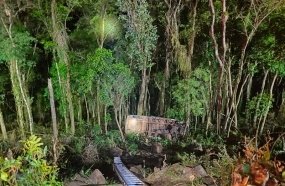 Van da Banda Nave Som tomba em ribanceira após colisão na SC-390