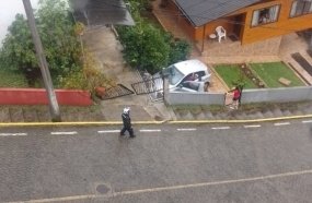 Carro invade pátio de residência após voltar de ré em rua íngreme de Joaçaba