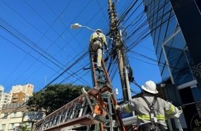 Celesc e empresas de telefonia retiraram 70 toneladas de cabos irregulares de postes 