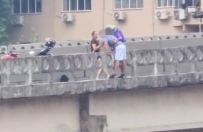 Policial militar de folga impede jovem de pular da ponte em Joaçaba