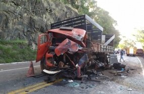 Motorista tem perna parcialmente amputada após colisão entre caminhão e carreta na BR-282