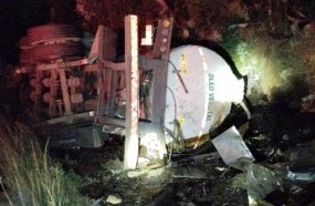 Motorista morre após caminhão-tanque tombar na BR-470