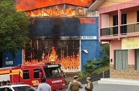 Incêndio de grandes proporções atinge barracão da escola Vale Samba