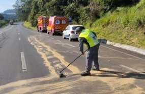 Trecho com óleo na pista causa acidente com picape na SC-135