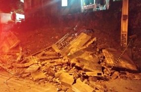 Moradores são orientados a deixar casa após muro desabar em Herval d´Oeste