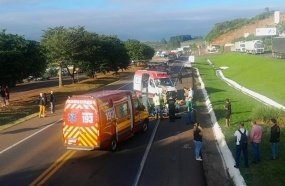 Motociclista é levado de helicóptero ao hospital após colisão na BR-282