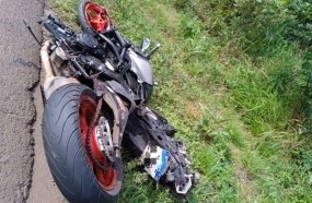 Motociclista fratura as pernas após colisão contra caminhão na BR-282