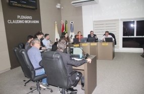Vereadores questionam Prefeitura sobre escola desativada, terminal de cargas e incentivos fiscais