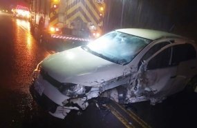 Motorista fica ferido após colisão entre carro e dois ônibus na SC-355