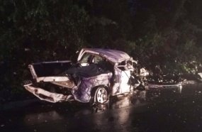 Colisão entre caminhonete e caminhão deixa três mortos no Oeste