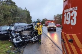 Colisão frontal entre caminhão e caminhonete deixa motorista morto na BR-470