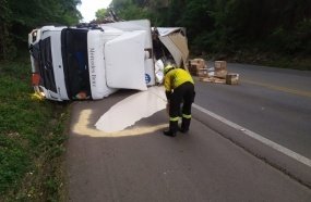 Tombamento de caminhão provoca vazamento de agrotóxicos na BR-282