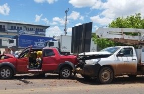 Engavetamento com três veículos deixa duas pessoas feridas na BR-470