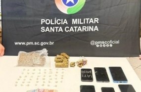 Três jovens são presos após PM flagrar comércio de drogas em apartamento