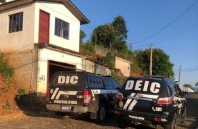 Polícia apreende armas e símbolos nazistas com adolescentes que planejavam ataques em escolas 