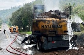 Escavadeira é destruída por incêndio após pegar fogo em Lacerdópolis
