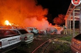 Incêndio de grandes proporções em pátio de veículos destrói cerca de 20 automóveis