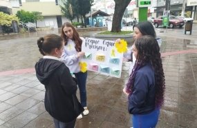 Alunos do Celso Ramos espalham mensagens de apoio e esperança pelas ruas de Joaçaba 