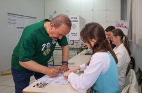 Jorginho Mello vota em Herval d’Oeste e destaca importância da democracia
