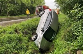 Carro fica ‘cravado’ em barranco após saída de pista na BR-282