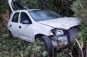 Jovem fica ferido após veículo sair da pista e cair em ribanceira na BR-470