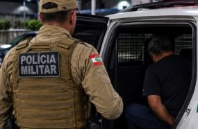 Homem é preso após manter companheira em cárcere privado e ameaçá-la com martelo