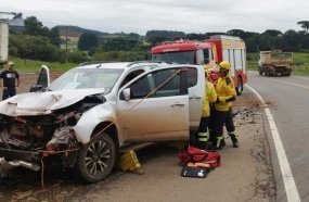 Motorista fica ferido após caminhonete atingir traseira de caminhão na BR-470