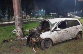 Motorista fica ferido após colidir carro contra poste na rotatória da SC-355