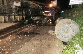 Tio e sobrinho pulam de caminhão sem freio antes de tombar em Herval