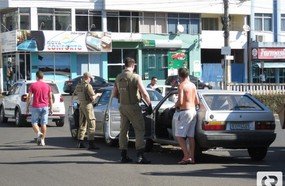 Motorista é preso por embriaguez após causar engavetamento