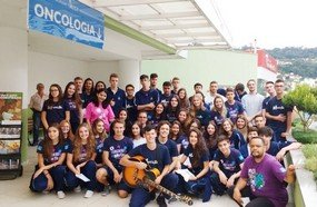 Pacientes do HUST recebem a visita de alunos do Colégio Frei Rogério
