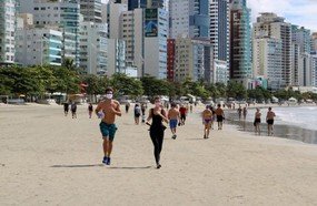 Justiça suspende decreto que liberou praias de Balneário Camboriú
