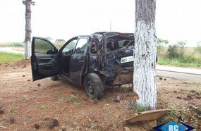 Fiesta é jogado contra árvore ao ser atingido por caminhonete