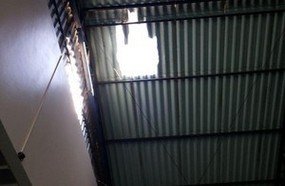 Pintor morre ao cair de telhado de oficina