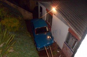 Veículo desgovernado cai no pátio de residência na Caetano Branco