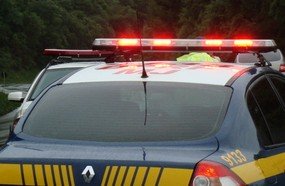 Motociclista embriagado arranca placa de sinalização em Joaçaba