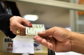 Mulher acaba na delegacia por trocar foto da identidade