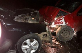 Motoristas abandonam veículos com jovem ferida após colisão