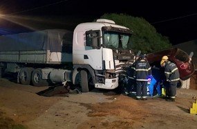 Jovem morre após colidir contra carreta estacionada na BR-470