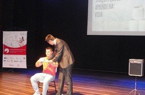 Palestra mágica de Jardel Beck lota teatro de Joaçaba