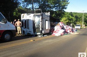 Caminhão de Treze Tílias tomba em Herval d´Oeste