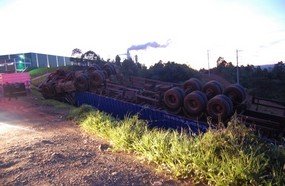 Motorista sai ileso após tombar carreta em estacionamento