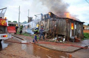 Casa é destruída por incêndio em Campos Novos