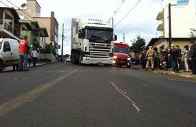 Motociclista perde a vida ao colidir contra carreta