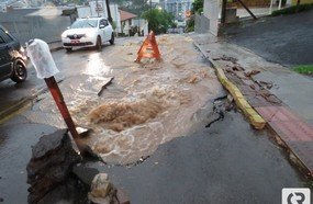 Rua Senador Euzébio rompe devido ao volume de água