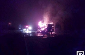 Carreta é destruída por incêndio na BR-282, em Lages