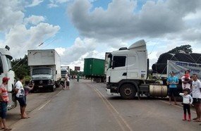 Caminhoneiros bloqueiam trânsito no trevão de Irani