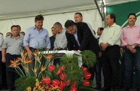 Colombo assina convênio durante abertura do Dia de Campo