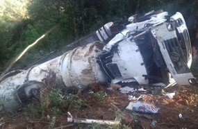 Motorista morre após capotar carreta de combustível em Catanduvas